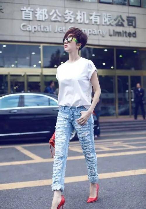 厚底|金巧巧的时尚真让人难懂，穿破洞裤配双恨天高