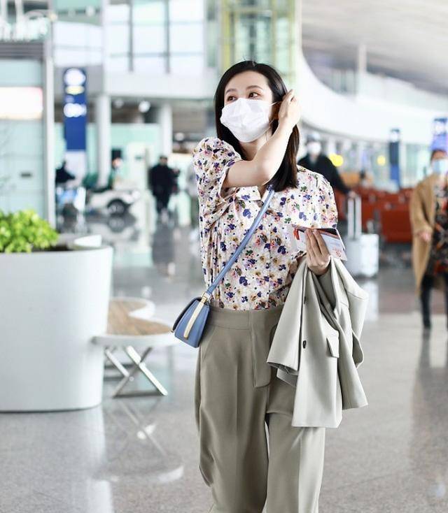 乔欣|乔欣的衣品越来越高了，一件碎花衬衫时尚典雅，气质堪称绝了