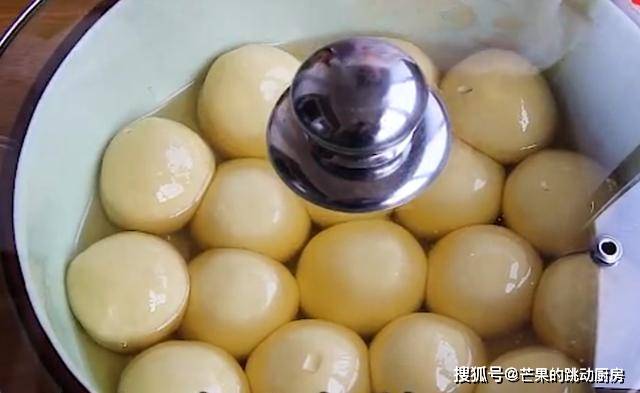 如何做冰糖馒头 b3bf86fd961f4e32a13e714deff686de.jpeg