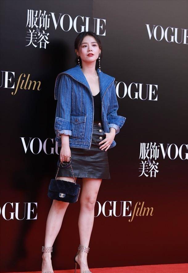 服装|马思纯的长相真挺“纯”，一身牛仔外套好时尚，帅气与女人味并存