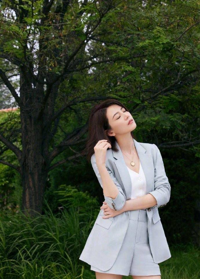 出圈|高圆圆的“知性风”美出圈,原来大龄女性不扮嫩,也能穿出魅力