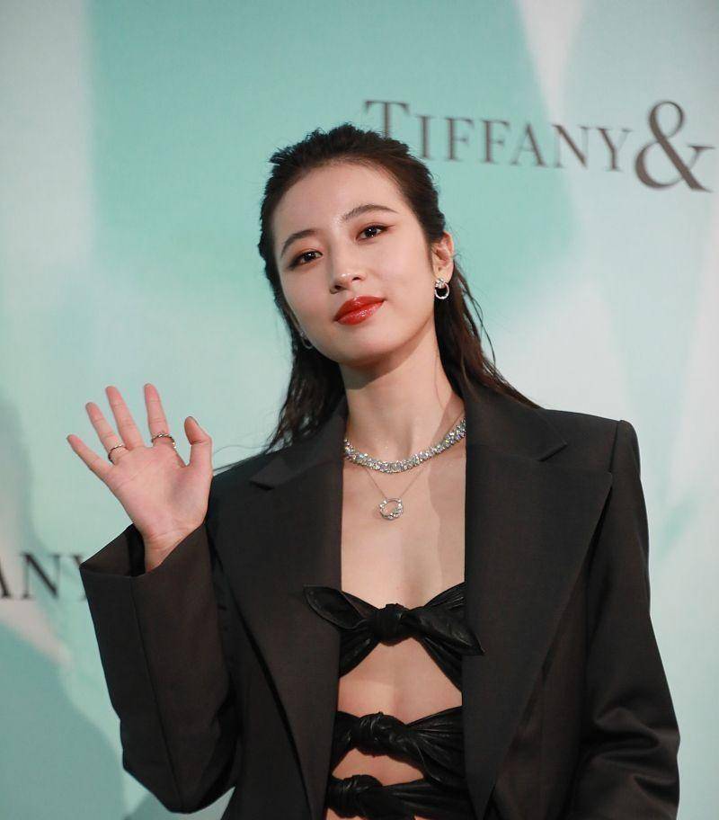 设计|周雨彤的个性时尚太惹眼，上身绑着三个扣子，感觉更有潮流感