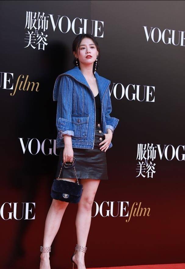 服装|马思纯的长相真挺“纯”，一身牛仔外套好时尚，帅气与女人味并存