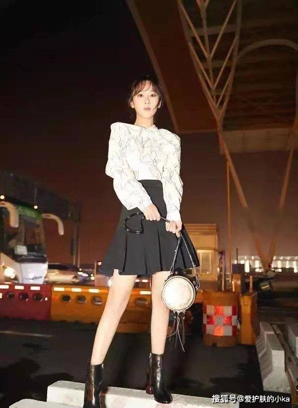 卫衣绑|杨紫穿个卫衣绑个领巾还像“小女孩”，干净清纯，一点看不出29了