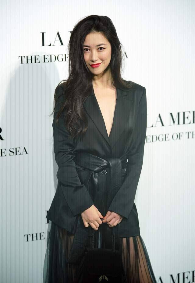 黑色|朱珠婚前很敢穿，真空西装配薄纱裙，浪漫妩媚不失高级范