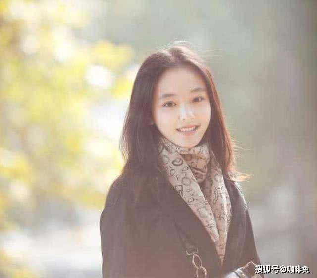 阳光|吴倩的时尚潮流时刻，满满的全是当代少女的气息，尽显阳光姿态