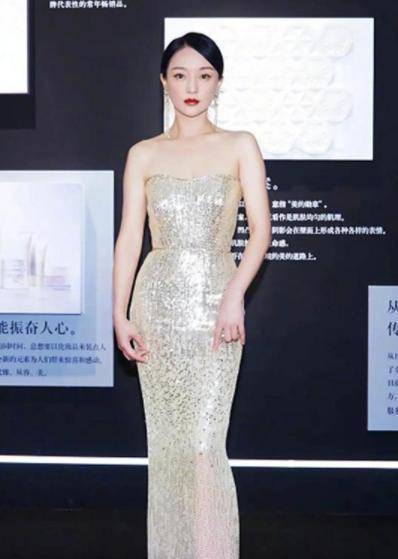 女神|周迅不愧是国际女神，一袭抹胸亮片连衣裙出镜，瞬间脱颖而出