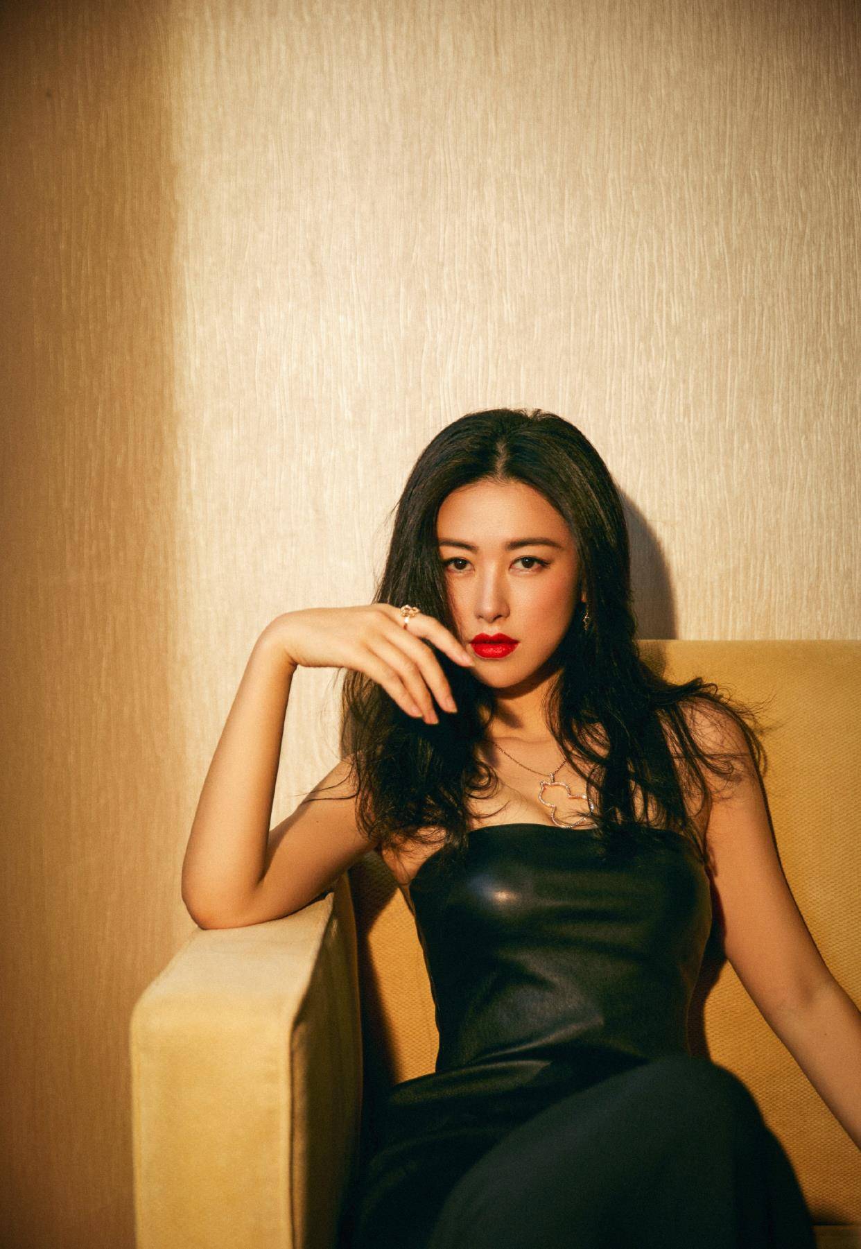 面孔|朱珠绿色吊带裙妩媚高级，红唇卷发尽显风情，最美面孔自由灵魂