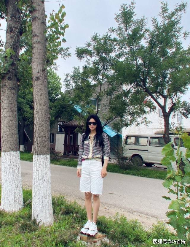 季节|偶尔换种穿衣风格的赵露思还是很可的，温婉大方，辨识度很高