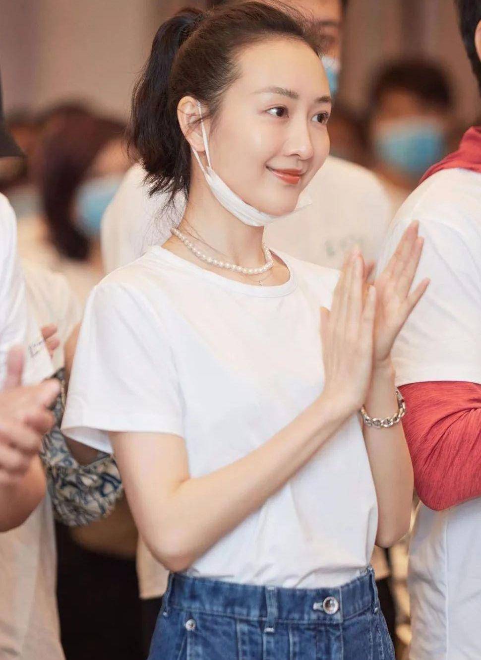 王鸥|王鸥复古韵味,一袭白衣配红唇,长发搭层叠珍珠,美得动人心弦