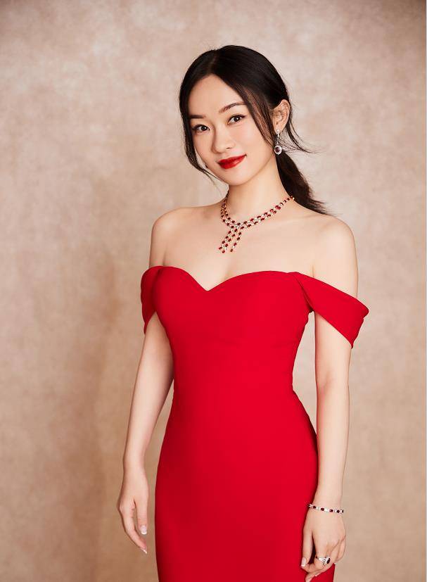贵妇|杜江老婆真高调，一身红裙配红发有“贵妇范”，珍珠项链缠好几圈