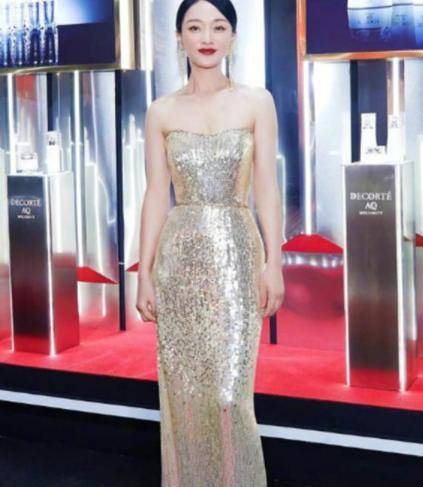 女神|周迅不愧是国际女神，一袭抹胸亮片连衣裙出镜，瞬间脱颖而出