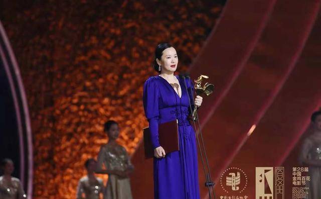 美貌|影后咏梅真会省，“一衣三穿”不仅靠美貌气质，论搭配的重要性