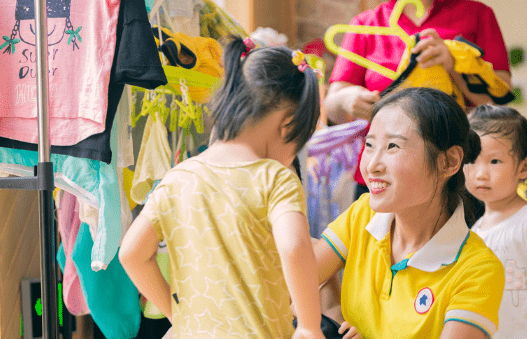 因为|在举报了违规幼儿园之后，却被人砸门，是谁泄露了“我”的信息？