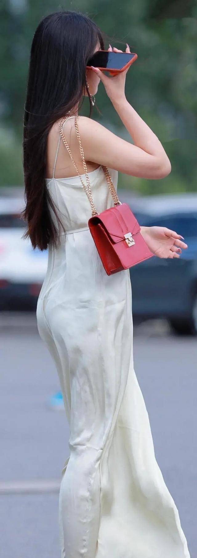 显得|优雅气质的连衣裙可是必备品，搭配风格时尚一些，时髦个性