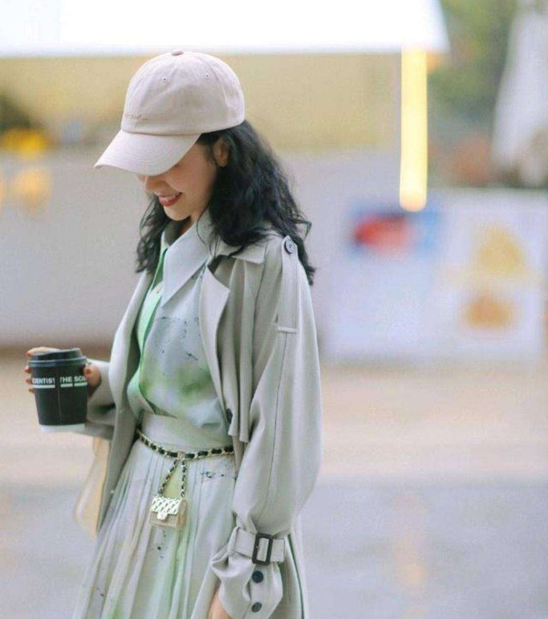 同时又|不要再穿过时外套了，如今流行穿风衣，这么穿让你时尚又好看