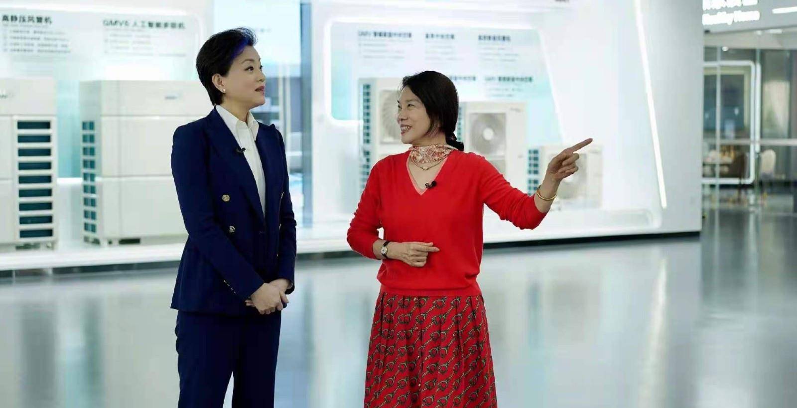 服装|董明珠难得高调,穿V领套装裙接受采访,却被穿蓝西装的杨澜抢镜
