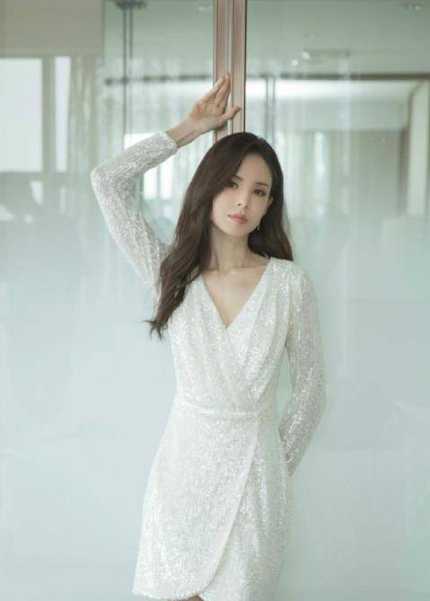 设计|焦俊艳平时留短发很飒爽,但穿起裙子原来那么美,这身材太完美了