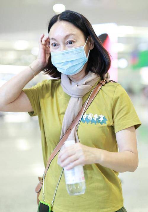 服装|惠英红穿国产短袖出门，低调搭配更高级，怪不得路人缘这么好