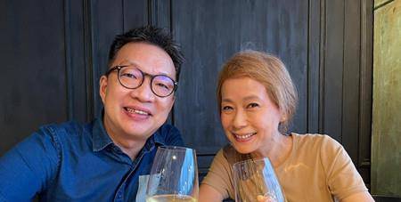 童真|58岁叶童真老了，穿连衣裙面黄肌瘦似大妈，同框大9岁老公似隔辈