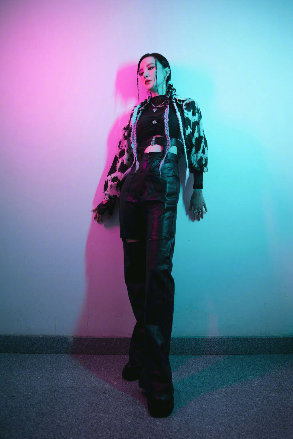 周笔畅|亮相晚会，关晓彤染了一头红发还是乖乖女，周笔畅“露胯裤”抢镜