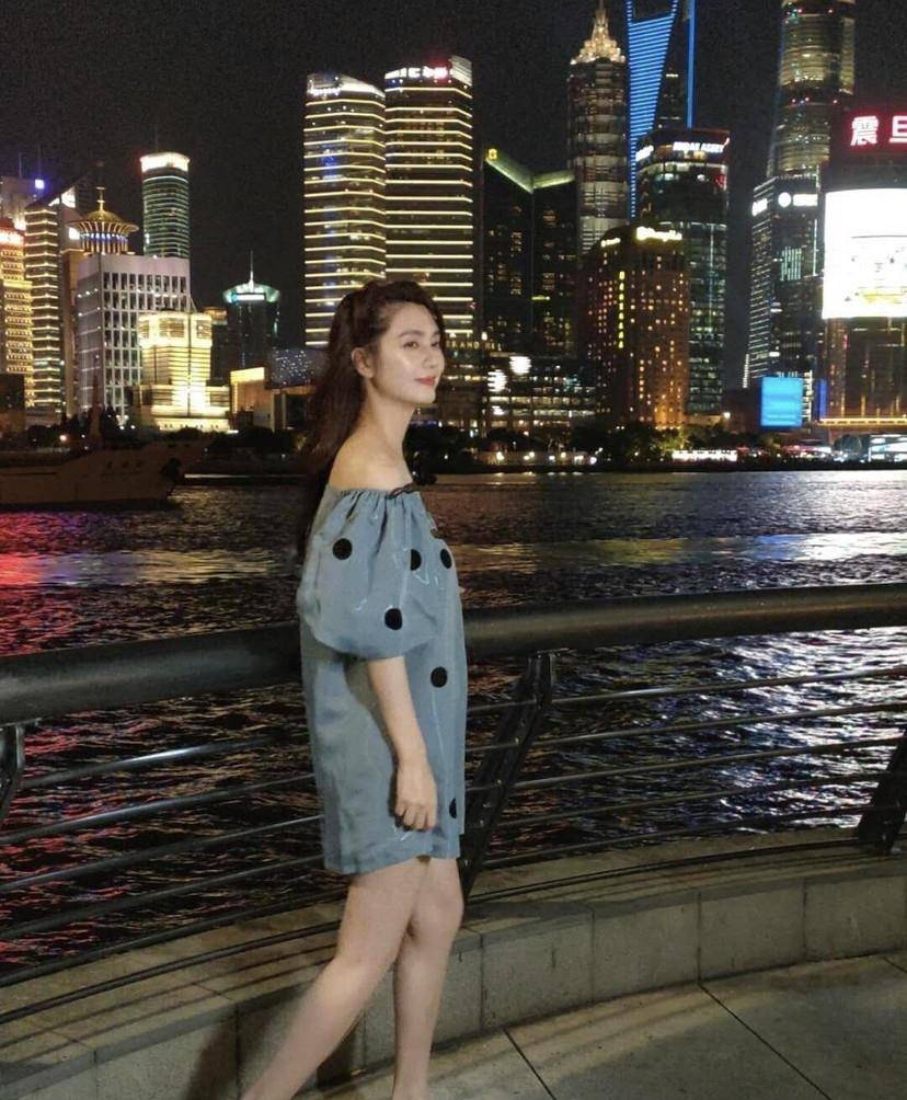 洪欣美|又被洪欣美到了,穿大红色V领吊带裙时髦精致,端庄成熟真有气质