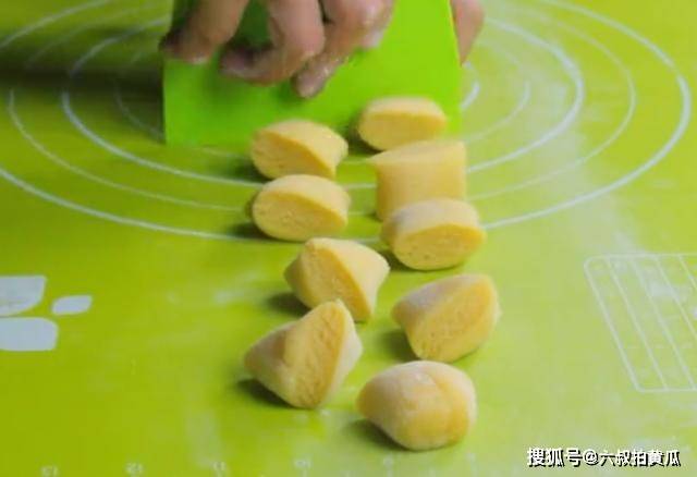 做法|3块钱面粉，2个鸡蛋，做出童年的小零食！开口笑麻团的3步做法