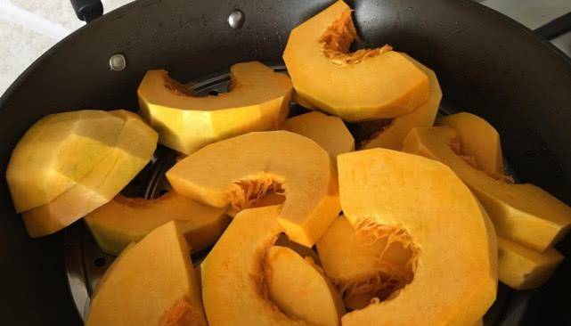 做法|一块一斤的南瓜拿来做馒头,不加一滴水,蒸出的馒头松软又好吃!