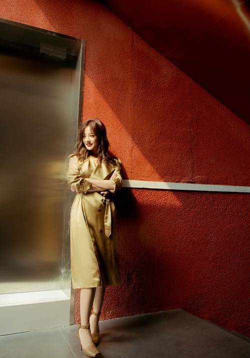 光阴|赵薇瘦下来真好看，一袭风衣美回颜值巅峰，看不出43岁了