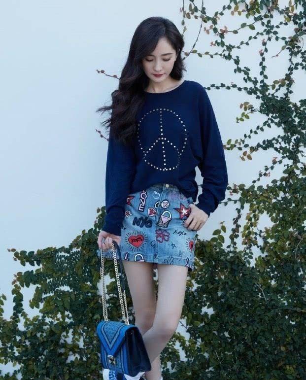 中性|“少女感”给杨幂太多自信，紧身牛仔裙都敢穿，但过膝长靴最抢镜