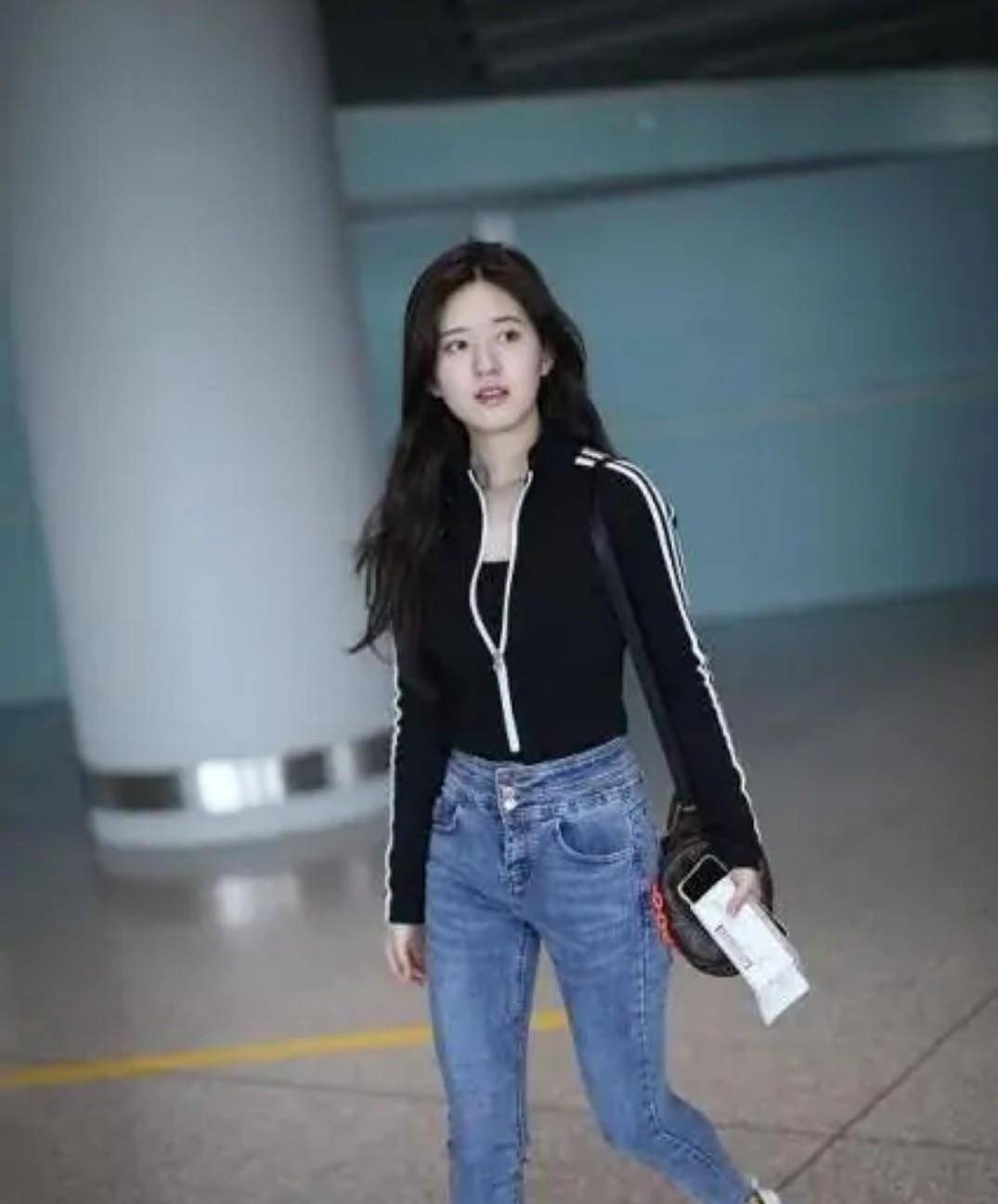 赵露思|赵露思是颜值天花板,穿短款外套配紧身牛仔裤,掩盖不住明星气质
