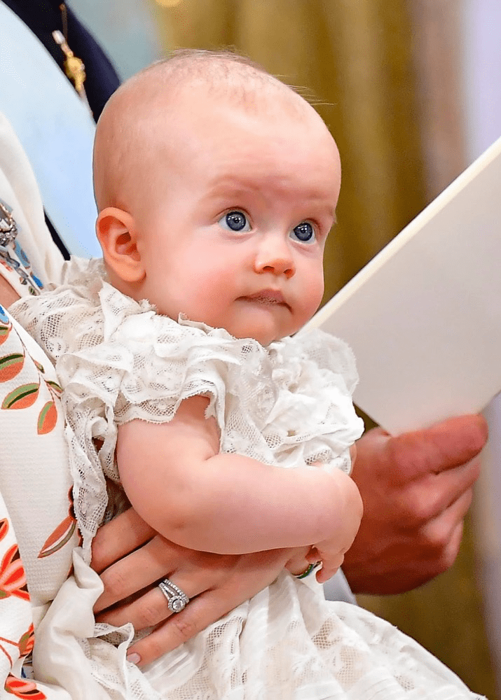 瑞典小王子洗礼照片释出圆滚滚的大眼睛镜头感超强