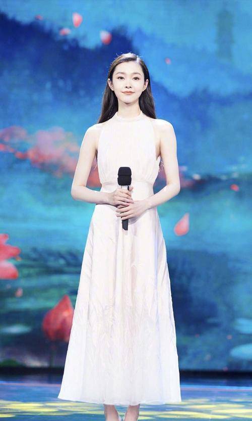 宋轶|“背带裤”早就失宠了，今年更流行“海带裤”，宋轶穿上美翻了