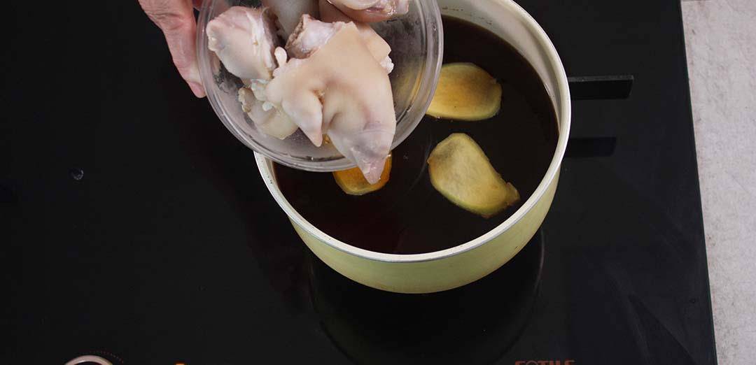 姜片|先煮到软烂再进烤箱烤到外层脆硬的猪蹄，外焦里嫩——孜然烤猪蹄