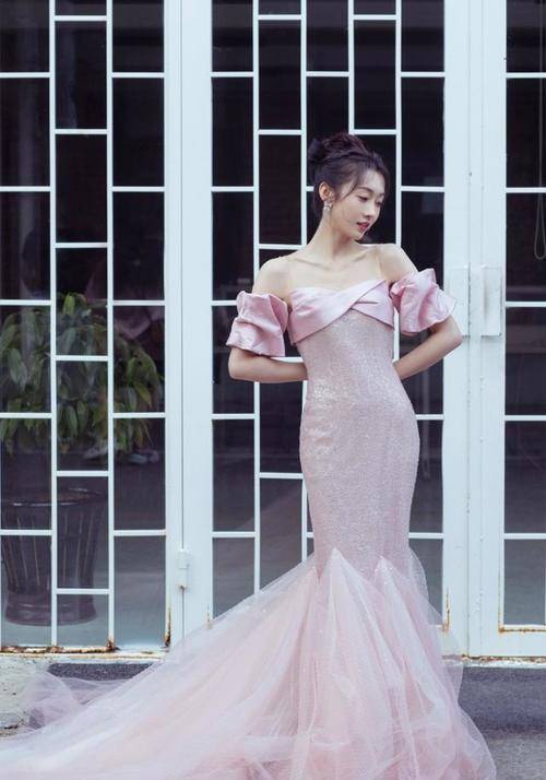 设计|宣璐不穿古装也惊艳,穿一袭粉裙大胆露肩,戏里戏外都这么甜