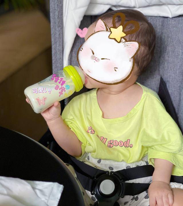食品|林峯全家聚餐，满桌垃圾食品抢镜，不到一岁女儿坐旁边喝奶好可爱
