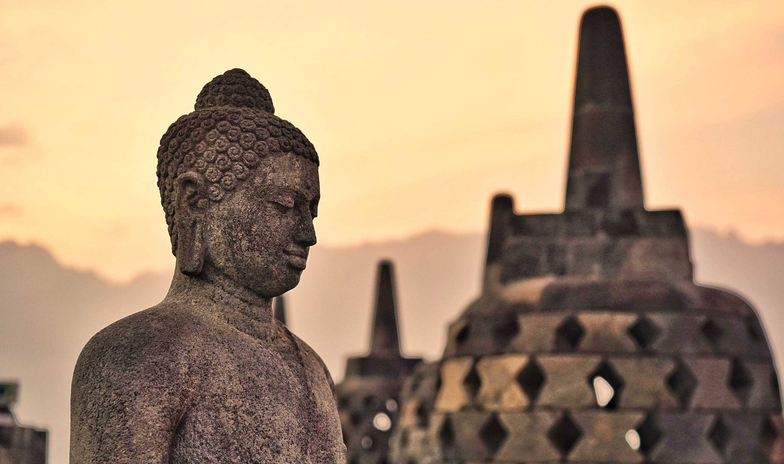 世界最大佛教寺庙，曾被火山灰掩埋近千年，今是印尼著名旅游地标