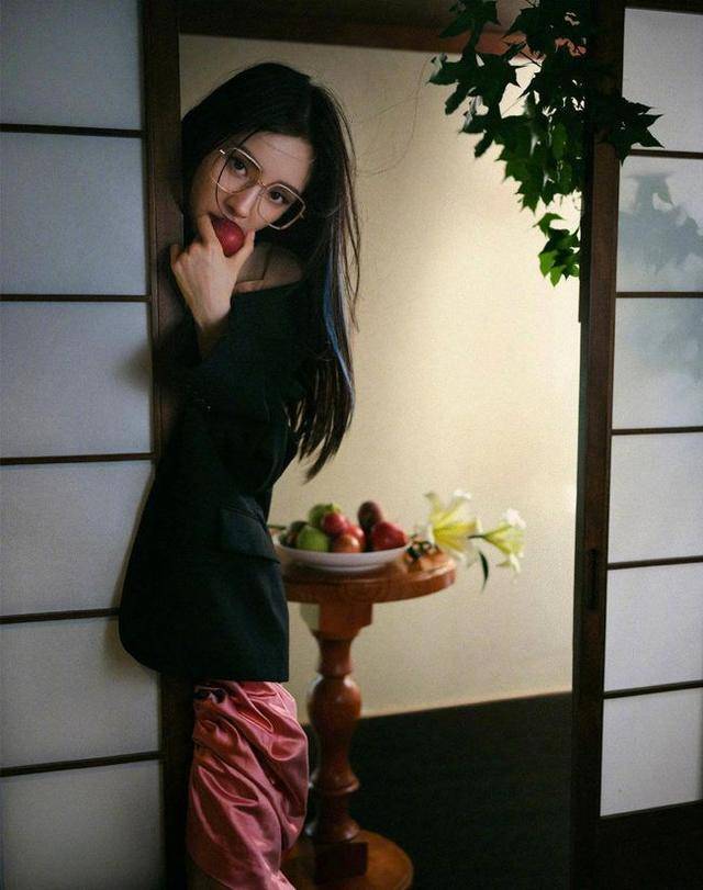 身材|杨幂新大片成秋冬职场指南!穿黑裙硬要凹出身材,挑染发色太个性