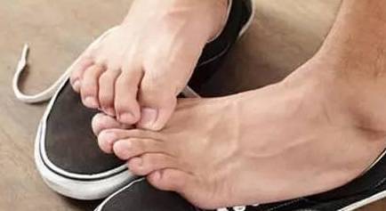 大意|不论男女，脚上出现3种变化，可能是“糖尿病”来找你了，勿大意