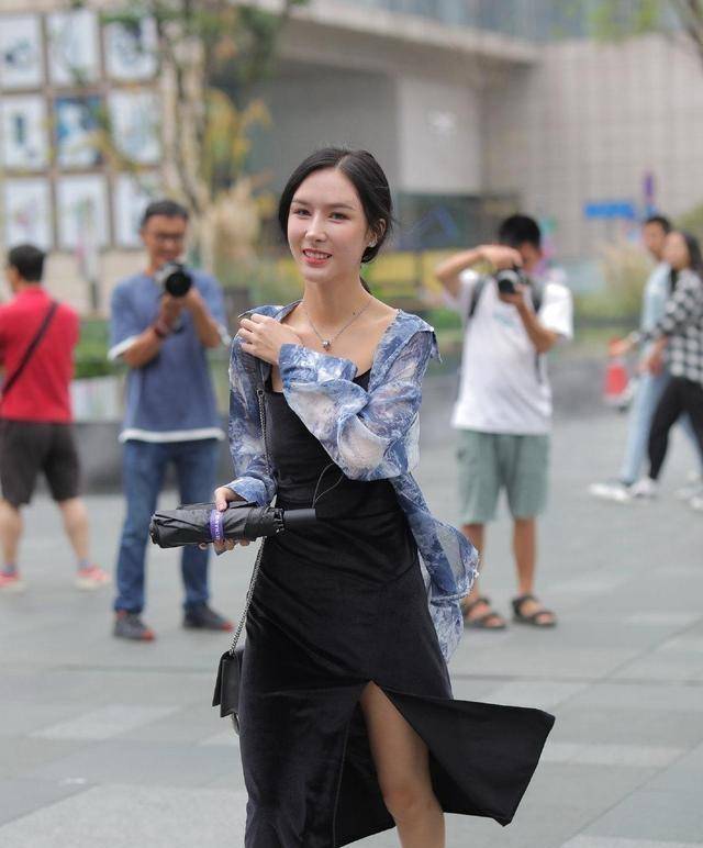 显得|穿上连衣裙让你气场十足，率真自然塑造完美身型，搭配凉鞋