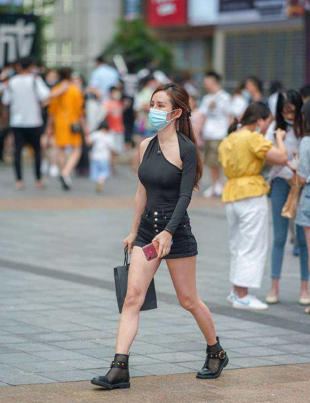 设计|女生的夏季短裤穿搭，配上个性上衣，清凉时尚又潮流