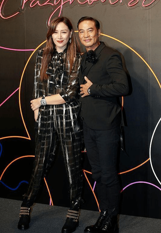 黑色|任达华老婆真不像60后，穿印花连衣裙气质好，模特身材挡不住