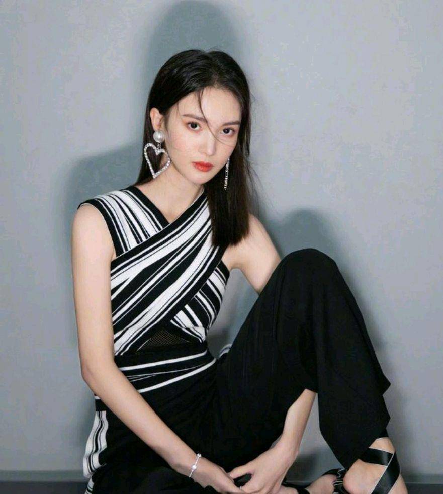 职场|金晨的气质有多绝？穿上西服百褶裙后，完全看不出她是个90后！