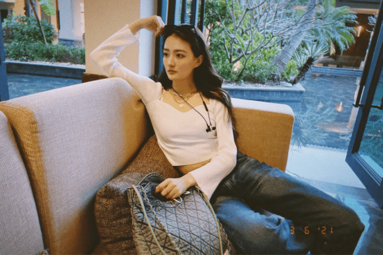 经典|徐璐造型大变样！巧妙用牛仔裤轻松穿出甜美感，是秋季的穿衣指南