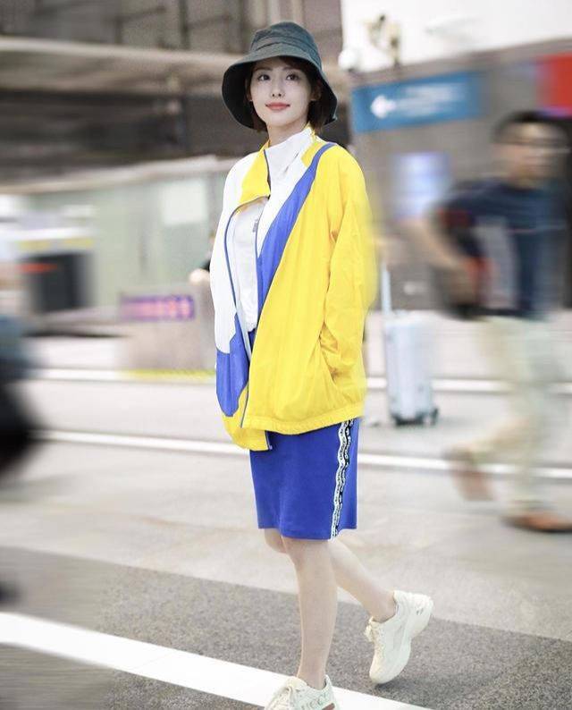 颜色|张嘉倪真会穿,拼接外套搭配短裤少女感爆棚,完全看不出是两娃的妈!