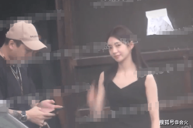 刘浩存|21岁刘浩存私下工作被偷拍！眼神勾人身材性感，俩男助理贴身伺候