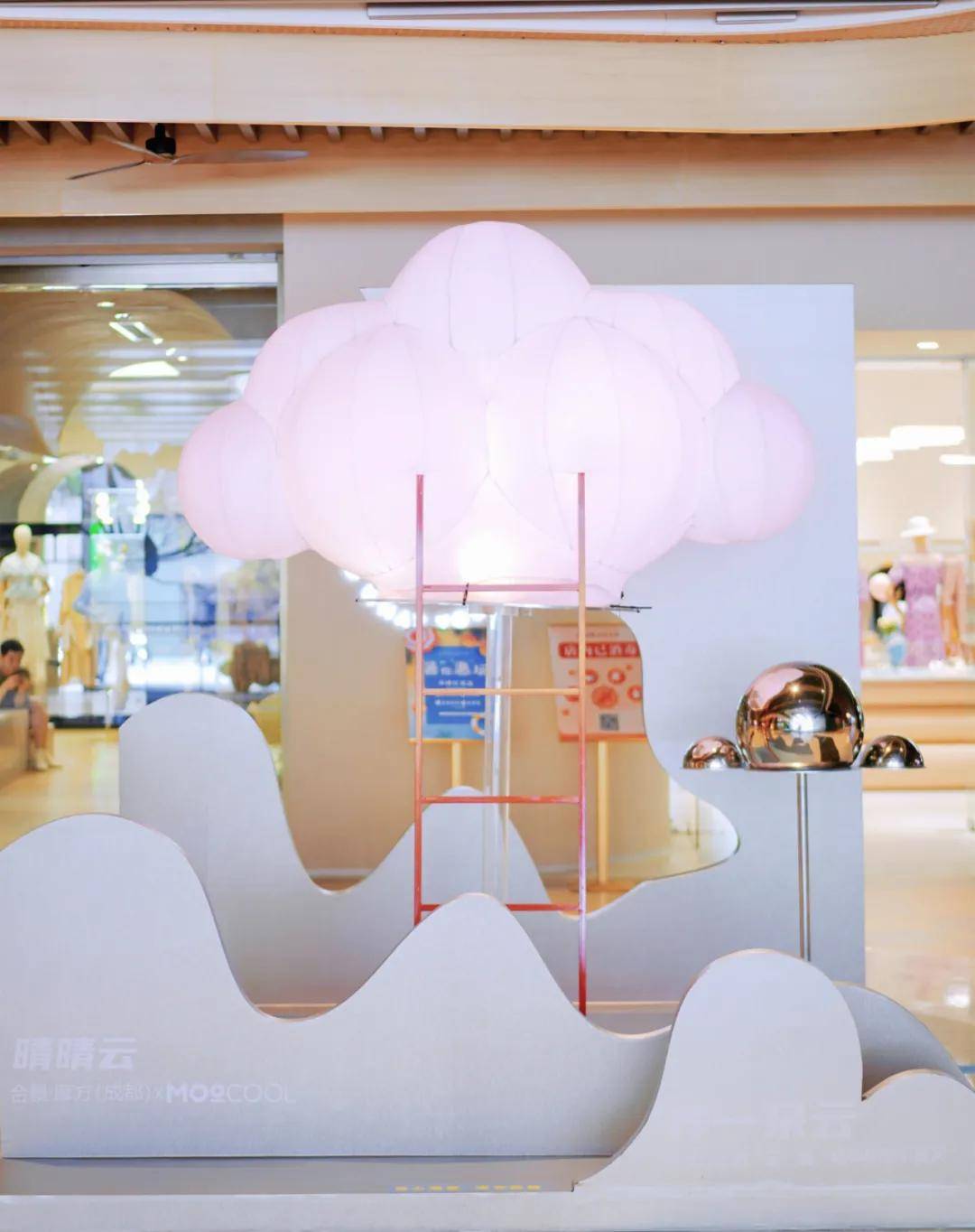 品牌|博主们抢着打卡的“云朵展”，好拍好逛好吃都在摩方了！