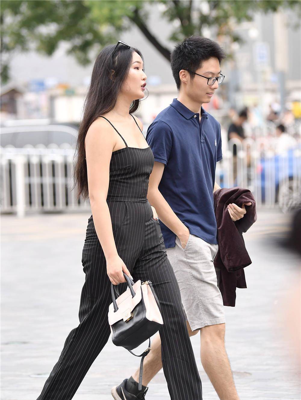 身材|黑色竖条格连衣裤,搭配尖头细跟短靴,适合气质女生穿搭