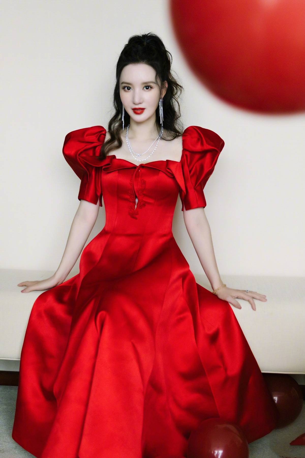 氛围|张萌拿出“老板娘”的气场，同框男模张亮也不输，穿公主裙真抢镜