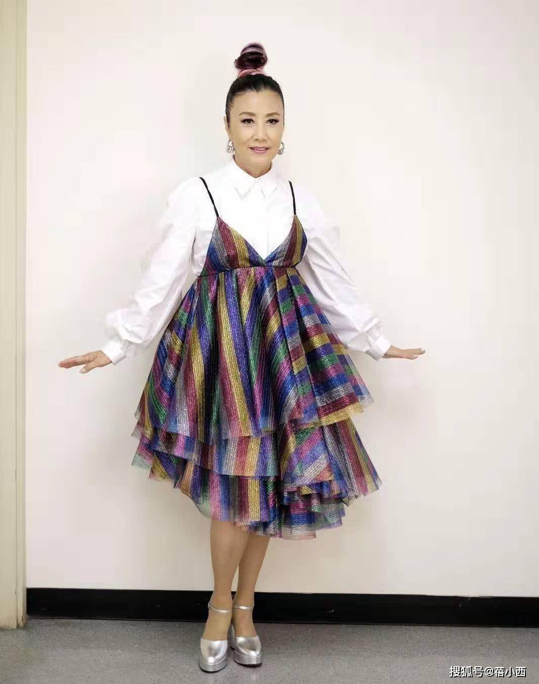 活动|汪明荃73岁又怎样？穿搭、发型、妆容都精致，气质在不用刻意扮嫩